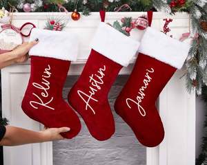 Chaussettes de Noël personnalisées en peluche de luxe brodées rouges pour cadeaux, idéales pour les fêtes et la décoration suspendue - Product Image 4