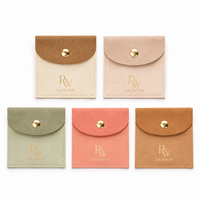 Pochette à bijoux personnalisée OEM en microfibre bicolore crème et marron avec fermeture à bouton, logo en feuille d'or, pour bagues, boucles d'oreilles et cosmétiques