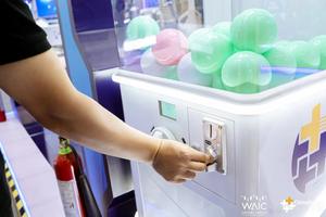 Pequeña máquina expendedora automática Lucky Gachapon Juguetes de acero inoxidable Premios Gachapon Venta de <span class=keywords><strong>valor</strong></span> multidivisa - Product Image 5