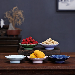 Assiette à fruits en céramique en forme de pétale de lotus, en porcelaine, style chinois traditionnel, petit plat à pied pour servir des collations de mariage - Product Image 4