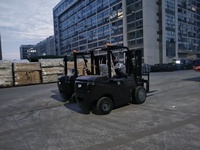 Chariot élévateur électrique 3T, batterie Li-Ion 80V, commande Curtis, mât 3 étages, déplacement latéral, capacité 3000 kg, faible bruit, 4 roues motrices