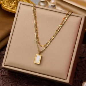 Collar de Acero Inoxidable de Moda Galvanizado con Oro de 18K Lazo en Forma de U Luna y Mariposa - Product Image 3