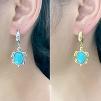 CH-LAE0918 Boucles d'oreilles pendantes tortue incrustées de turquoise, breloques tortue plaquées or, boucles d'oreilles tortue turquoise plaquées argent