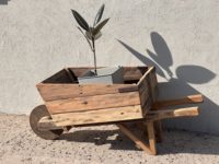 KAMAL ART CRAFT Art Déco Bac à fleurs en bois fait main en forme de brouette, Véhicule de jardin décoratif surélevé pour extérieur, style Ferme