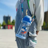 Gourde Biberon en Forme de Bois 900ML, Mignonne Bouteille d'Eau en Dessin Animé Animal pour Enfants, Idéale pour l'École et les Voyages en Plein Air, avec Bandoulière