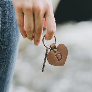 Llaveros de cuero personalizados en forma de corazón, llaveros minimalistas retro europeos y americanos, colgantes creativos para llaves. - Product Image 1