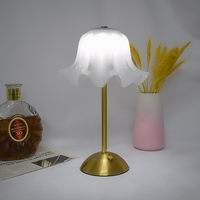 Lampe de table vintage à base ronde en métal doré avec abat-jour en forme de fleur cannelée, alimentée par batterie USB sans fil, pour restaurant