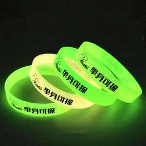 Pulsera de Silicona Elástica Personalizada que Brilla en la Oscuridad, Brazalete de Goma Promocional con Logotipo para Eventos - Product Image 3