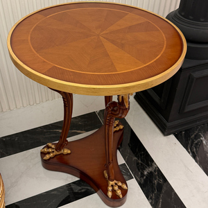 Mesa Auxiliar Neoclásica Regency con Incrustaciones de Madera Sunburst, Patas de Garra de Águila Doradas, Pedestal Trípode y Esquinas Redondeadas - Product Image 1