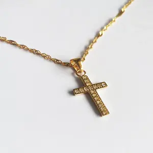 定制别致的简单十字架，配有优雅的镀金立方锆石不锈钢吊坠，适合男女
