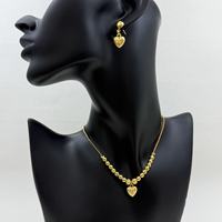 Parure de bijoux pour femme avec collier pendentif chaîne à perles dorées et boucles d'oreilles, motifs inspirés de la nature : goutte d'eau, cœur, étoile, trèfle, dollar de sable en relief