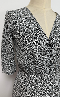 Mini-robe moulante décontractée d'été pour femme, noire et blanche, à motif floral, col en V, ourlet à volants, respirante, écologique, 100 % coton, taille naturelle, tissée