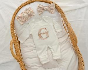 Kaiyue eleganti vestiti per bambini di marca con Logo personalizzato a manica lunga ricamato autunno inverno in cotone bianco con dormienti eleganti tutine per bambini - Product Image 1