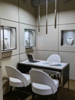 Boutique de bijoux en bois grainé de luxe léger avec éclairage LED, design écologique, dimensions personnalisables, espace intérieur haut de gamme et chaleureux