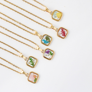 قلادة جذابة من الراتنج والزهور الشفافة 6 أنماط مربعة ذهبية حافة دلايات زهور مجففة قلادة قلادة من الزهور الشفافة - Product Image 4