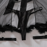 Ensemble de lingerie 6 pièces chic avec soutien-gorge à lacets et nœuds, mini-jupe en maille transparente et fourrure, string, gants et attaches pour les jambes – Tenue de nuit intime
