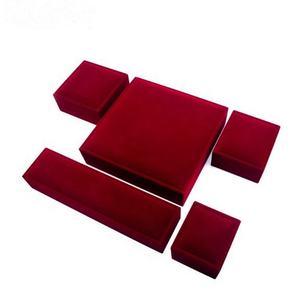 Boîte de rangement de luxe en velours rouge avec logo personnalisé pour bagues, colliers, bracelets, organisateur de parure de bijoux rectangulaire personnalisé - Product Image 1