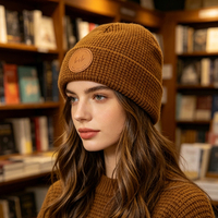 Bonnet d'hiver de luxe doux et chaud en tricot gaufré avec patch en cuir rond personnalisé et revers en maille