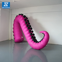 Tentacule de pieuvre gonflable Tentacules de tube de calmar rose géant pour l'installation d'art de décoration de bâtiment Sculpture gonflable