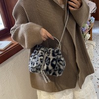 Sac seau vintage en peluche à imprimé léopard pour femme, nouvelle collection automne-hiver 2026, sac à bandoulière polyvalent avec anse en anneau et chaîne
