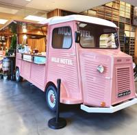 Remorque alimentaire isolée en fibre de verre pour crèmes glacées et confiseries, avec vitrine congélateur et groupe électrogène, pour la vente de desserts en mobile.