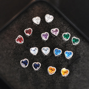 Orecchini a cuore colorati da donna, piccoli e graziosi, accessori per l'uso quotidiano - Product Image 2