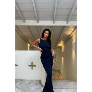 Costume bleu marine élégant pour femme, idéal pour les occasions professionnelles - Product Image 5