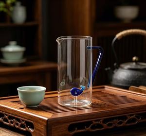 Pichet en verre avec poignée colorée personnalisée OEM/ODM, résistant à <span class=keywords><strong>la</strong></span> chaleur, avec motif 3D artisanal pour <span class=keywords><strong>la</strong></span> décoration - Product Image 4