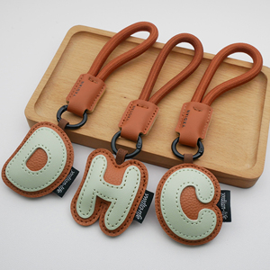 26 chữ cái tiếng Anh tinh tế móc khóa da Mặt dây chuyền trang sức nổ nhỏ cho bé gái và cặp vợ chồng Phụ kiện túi dây móc khóa - Product Image 4