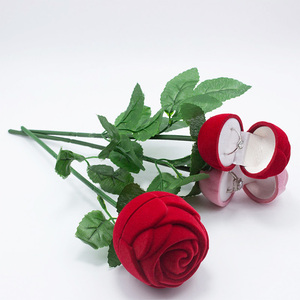 Elegante Scatola per Anelli di Lusso con Rosa Rossa in Rilievo, Ideale per Regali di San Valentino o <span class=keywords><strong>Proposte</strong></span> di Matrimonio Romantiche - Product Image 4