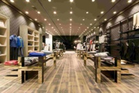Fabricant de meubles de présentation de vêtements sur mesure, porte-vêtements pour boutique de mode