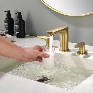 Rubinetto da Bagno Oro Spazzolato a 3 Fori con Bocca Curva a Cilindro, Base Rotonda, Leva Piatta, Arco Morbido, Due Maniglie, per Lavabo - Product Image 3