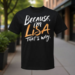 Camiseta unisex negra de cuello redondo y manga corta con serigrafía, con la frase 'Porque soy Lisa, eso es por qué'. - Product Image 3