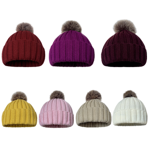 Gorros de Invierno Personalizados con Logotipo Bordado, 100% Acrílicos, con Borde y Puño, Térmicos, con Pompón Desmontable para Uso en la Playa - Product Image 1
