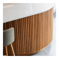 Îlot de cuisine moderne de luxe avec plan de travail stratifié noir mat sans cadre, meuble de cuisine modulaire avec rangement