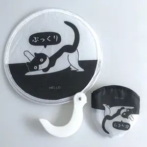 Kunden spezifischer runder faltbarer Hand ventilator aus Nylon Cartoon Cat Fan mit Kunststoff griff