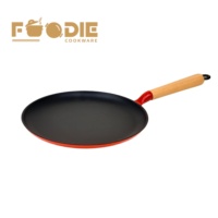 Plaque à pizza ronde en fonte légère avec longues poignées en bois, pratique pour la cuisson et la grillade de pizzas à la maison