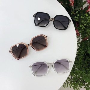 Gafas de Sol Cuadradas Extra Grandes para Mujer Qianai, Montura con Estampado de Leopardo, Lentes de PC, 100% Protección UV, Protección Solar para Conducir - Product Image 2