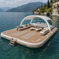 Plateforme aquatique gonflable commerciale avec dôme arqué, toit solaire, plancher en bois et sièges rembourrés pour projet de tourisme de luxe côtier