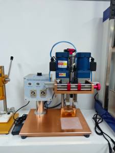 <span class=keywords><strong>เครื่อง</strong></span>บรรจุและปิดฝาแบบกึ่งอัตโนมัติสำหรั<span class=keywords><strong>บน</strong></span>้ำยาล้างมือ <span class=keywords><strong>เครื่อง</strong></span>ดื่ม และเครื่องปิดฝาสำหรับธุรกิจขนาดเล็ก - Product Image 1