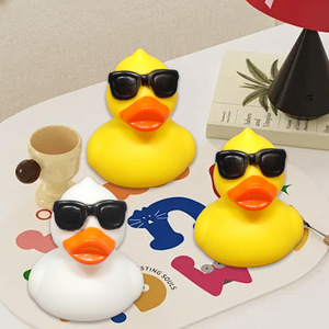 <span class=keywords><strong>Gafas</strong></span> <span class=keywords><strong>de</strong></span> <span class=keywords><strong>sol</strong></span> con logotipo personalizado pato <span class=keywords><strong>de</strong></span> plástico creativo lindo realista pequeño juguete para apretar bebé juego <span class=keywords><strong>de</strong></span> agua flotante Mini - Product Image 2