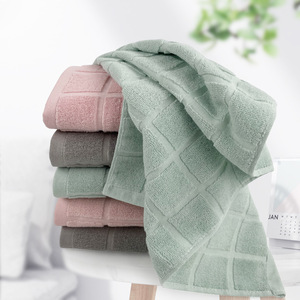 Serviette cadeau en pur coton 34x74cm, couleur unie, douce pour la peau, idéale pour les cadeaux d'entreprise et de maison - Product Image 3