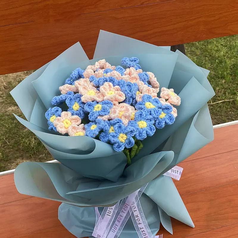 क्रोकेटेड फॉरगेट-मी-नॉट असली दिखने वाले कृत्रिम फूल डेज़ी तैयार उत्पाद कृत्रिम फूलों का गुलदस्ता शादी का बुना हुआ फूल