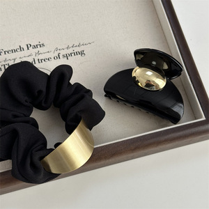 Chouchous pour <span class=keywords><strong>cheveux</strong></span> en tissu noir avec breloque en alliage d'or Attaches pour <span class=keywords><strong>cheveux</strong></span> de style élégant simple Griffe de <span class=keywords><strong>cheveux</strong></span> à mâchoire en <span class=keywords><strong>plastique</strong></span> noir pour filles - Product Image 4