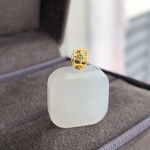 ชุดเครื่องประดับหยกเฮเทียนขายส่ง ประดับทอง 18K ฝังเทอร์ควอยซ์ เพชร ยี่ห้อฮูลู่อู๋ซือ พร้อมจี้หยกแบบหัวเข็มขัดนิรภัย - Product Image 4