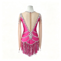 Robe de patinage artistique rose vif à manches longues en maille avec jupe à franges en strass pour enfants et adultes, pour compétition et performance de patinage sur glace