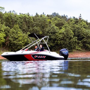 Lancha rápida de fibra de vidrio Fiat de 5.49m, 150HP, a gasolina, con capota bimini para recreación acuática. - Product Image 4