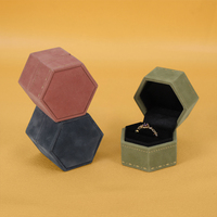 Boîte à bijoux carrée en cuir haut de gamme à motif hexagonal, sensation de qualité supérieure, pour l'exportation transfrontalière, emballage spécifique pour bagues et bijoux.