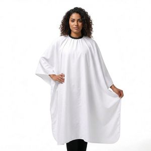 Cape de coiffure professionnelle personnalisée avec logo, boutonnée, imperméable en polyester blanc pour salon de coiffure et barbier - Product Image 2