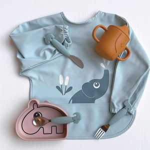 Baberos de bebé de PU personalizados con mangas largas mono de patrón de impresión impermeable fácil limpieza cómodo lindo traje de recién nacido - Product Image 2